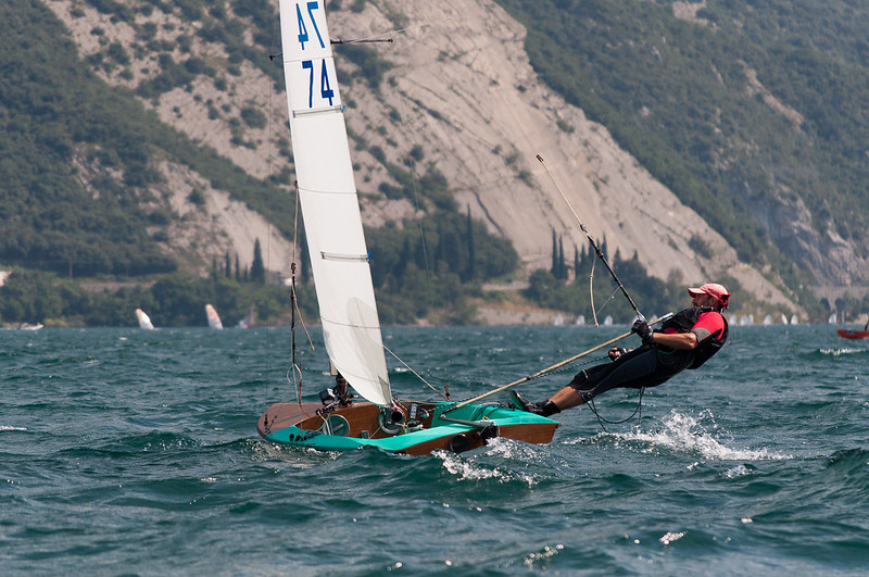 Contender in navigazione sul lago di garda