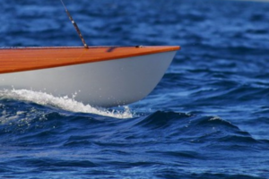 prua di un contender in navigazione